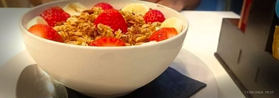 Açaí in coppa con le fragole e la granola sopra