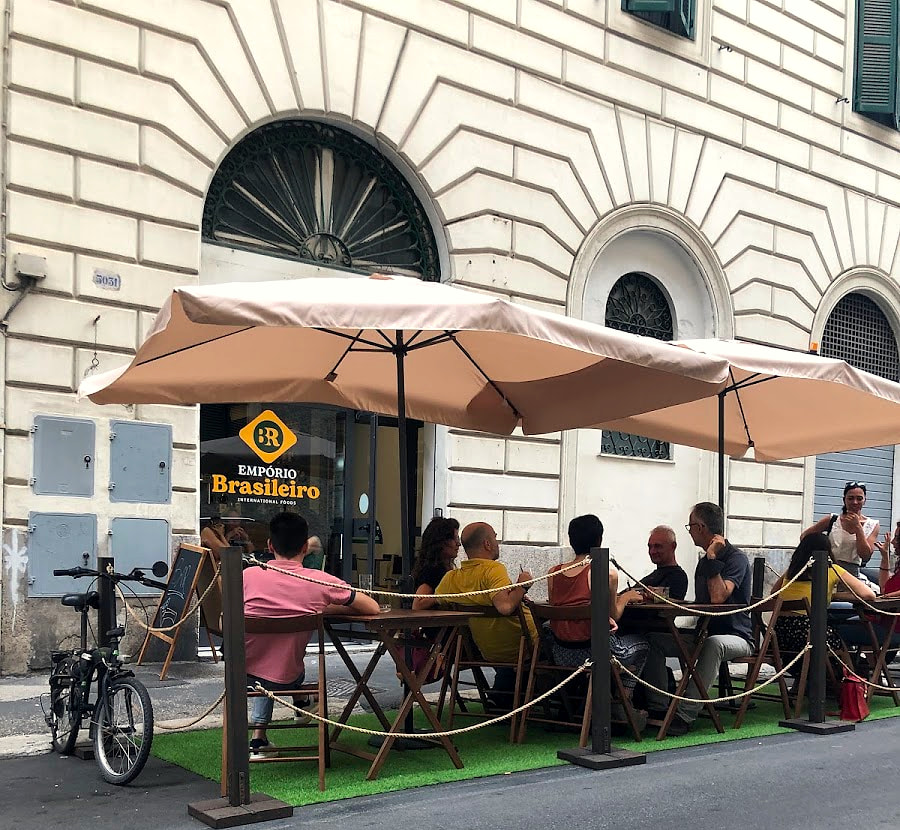 La facciata in travertino di Via Milazzo 41 con i tavoli sul prato verde