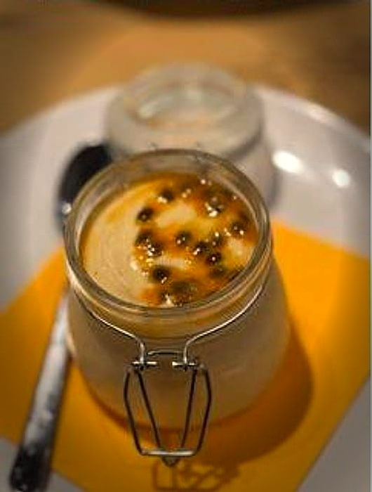 Mousse al maracujá nel vasetto, con i semi sopra