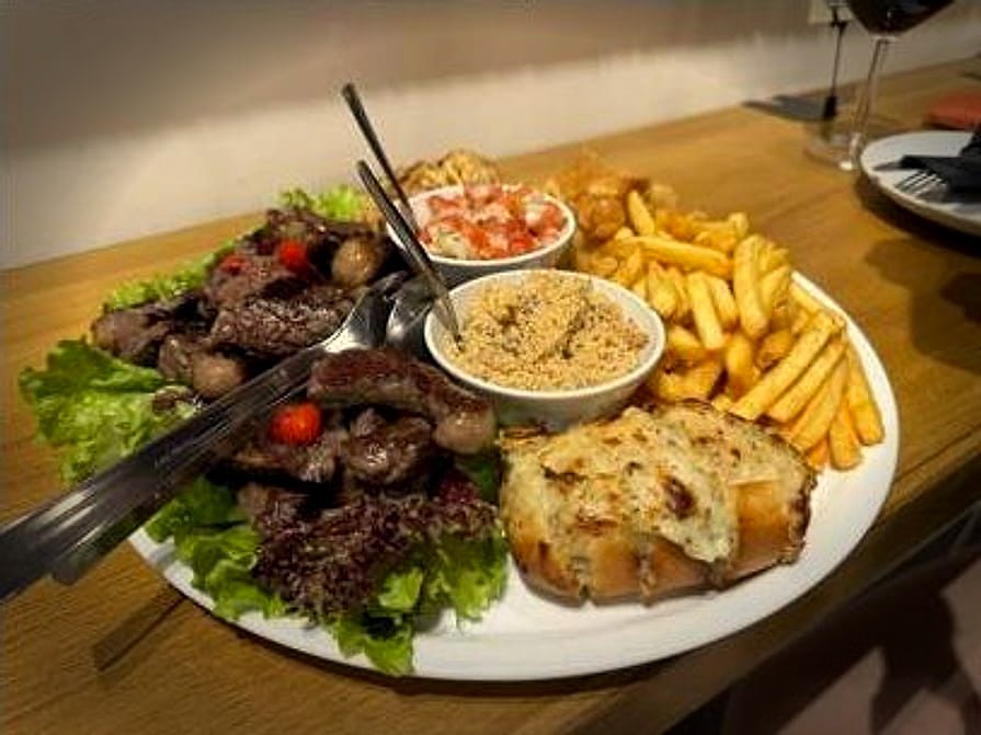 Picanha alla piastra con farofa, vinagrete, patatine e pão de queijo