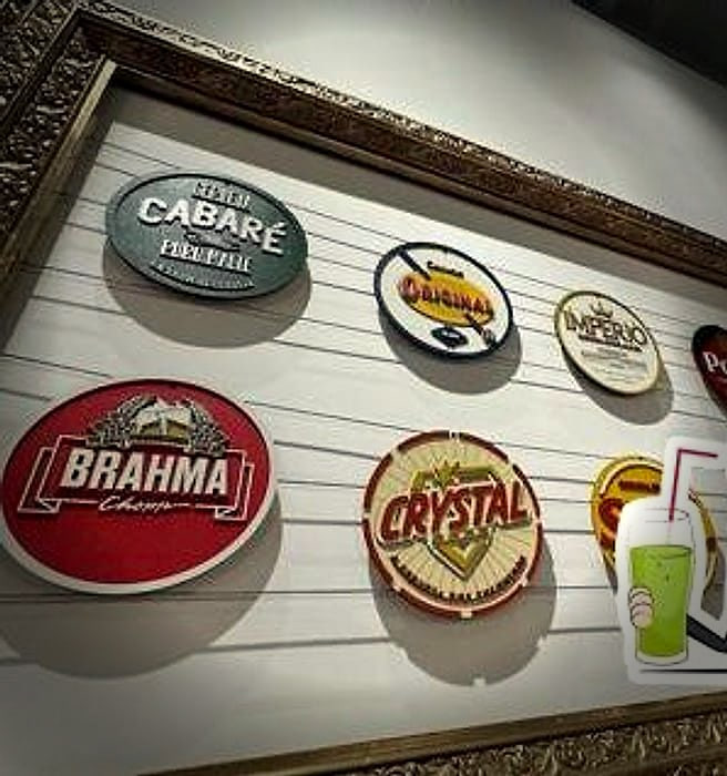 Le targhe smaltate appese sopra i tavoli: Brahma, Crystal, Cabaré, Empório